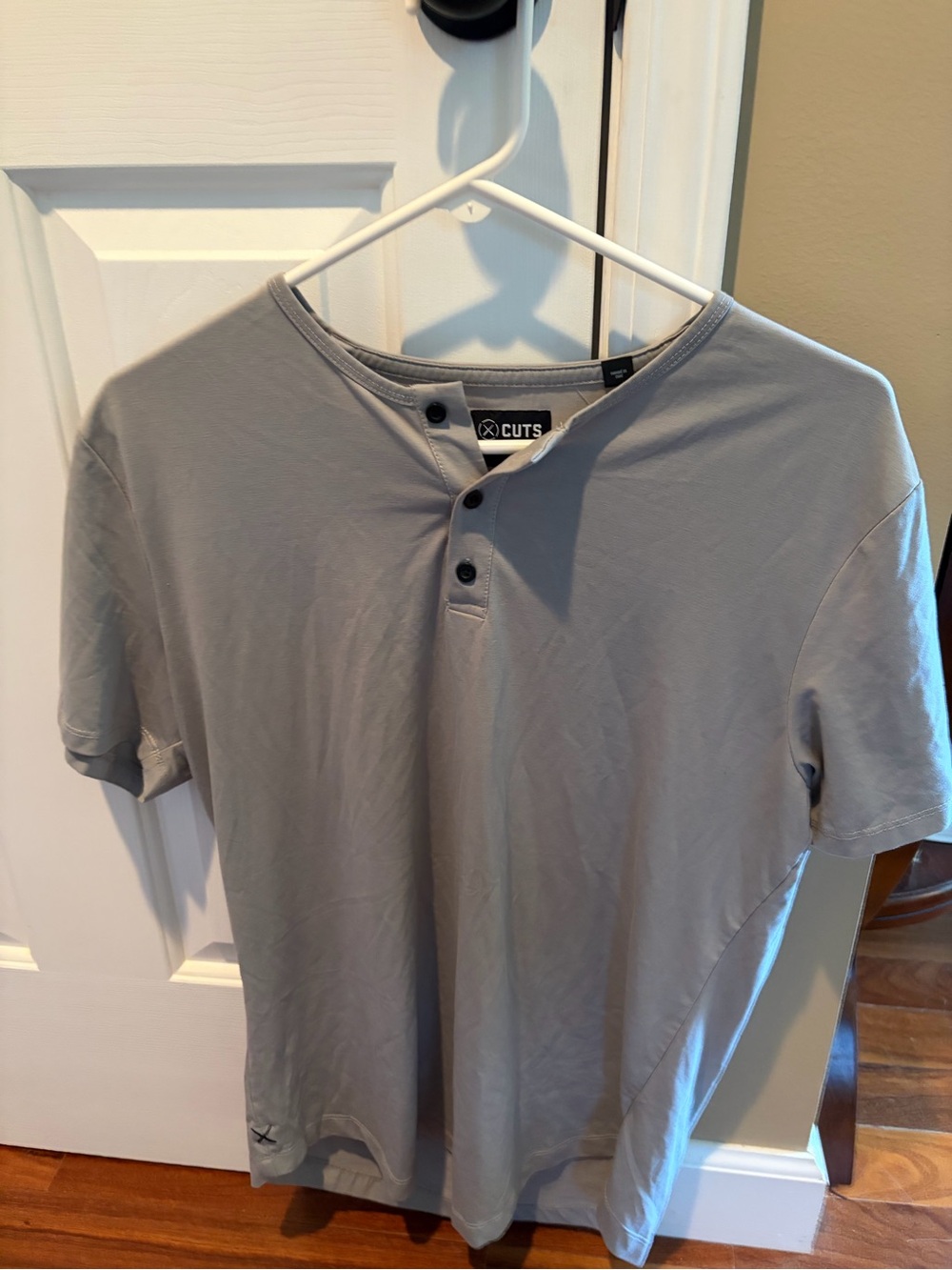 Cuts Clothing Men's Short Sleeve curved crew Henley T-Shirt in Light Gray